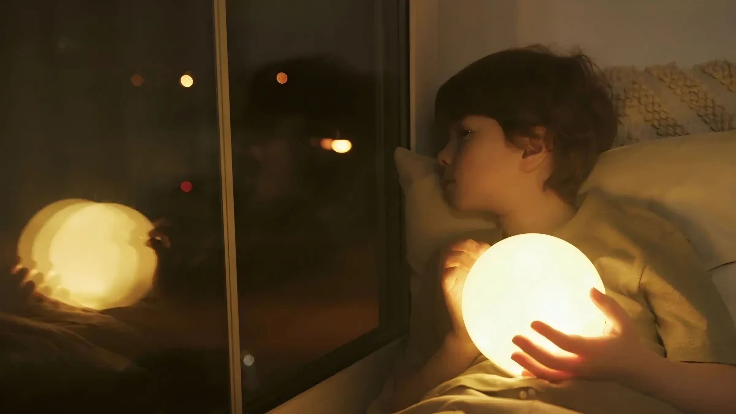 How Does a Solar Ball Lamp Light Up Bedtime Stories?